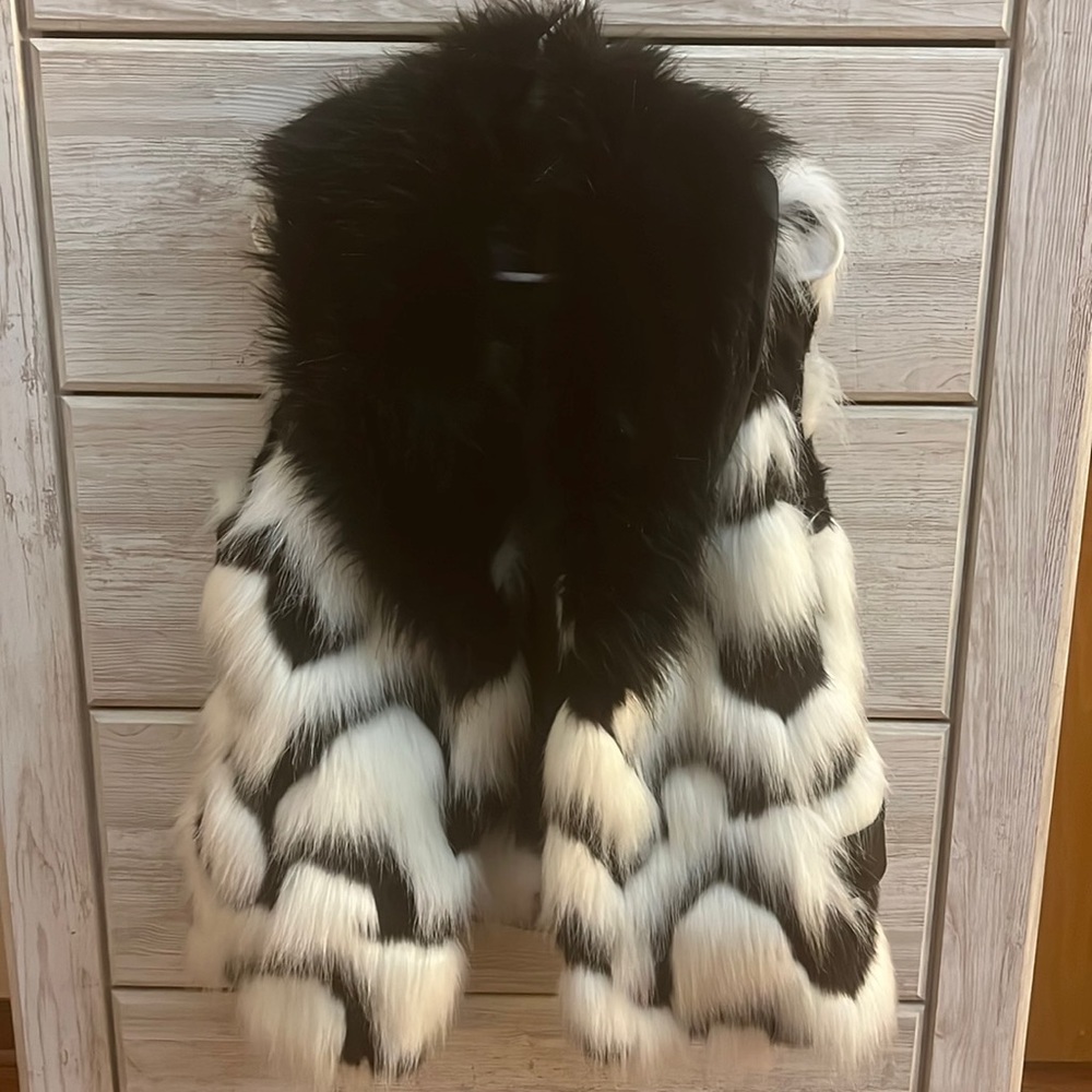 Black and white vest, super modern and stilish!!